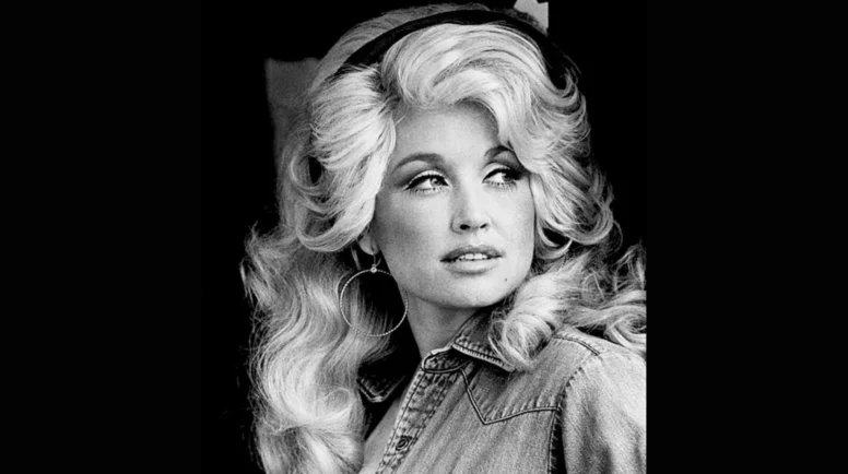 Black and white portrait of Dolly Parton, 1977